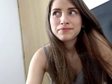 La tonta de mi hermanastra me descubre desnudo y la convenzo de desnudarse conmigo para terminar follandola de manera muy dura.