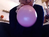 Questi palloncini colorati fanno eccitare cos&igrave_ tanto tua madre che ci squirta sopra come non mai